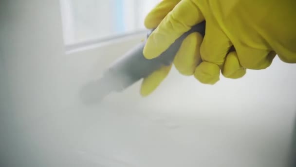 掃除会社の女の子が蒸気洗浄の場所に到達するのは難しい洗浄窓のプロの洗浄 — ストック動画