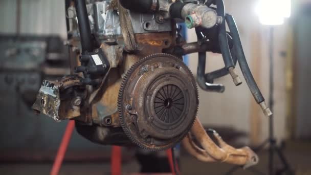 Reparação Motor Carro Reparador Está Envolvido Restauração Motor Motor — Vídeo de Stock