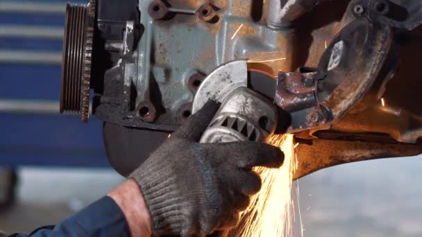 修理汽车的引擎修理工正在修理汽车的引擎 — 图库视频影像