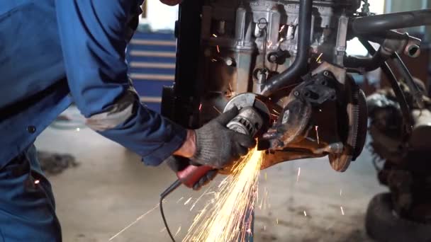 Reparação Motor Carro Reparador Está Envolvido Restauração Motor Motor — Vídeo de Stock