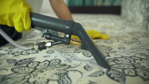 Serviço Limpeza Sofá Sujo Cadeira Com Detergente Ferramenta Especial Aplicada — Vídeo de Stock