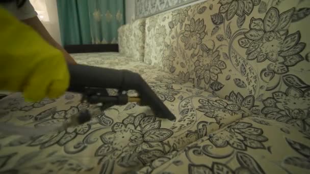 Serviço Limpeza Sofá Sujo Cadeira Com Detergente Ferramenta Especial Aplicada — Vídeo de Stock
