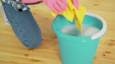 Bir temizlik paçavra sıkma