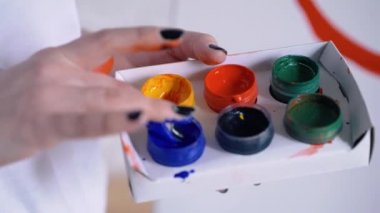 Genç kadın sanatçı önlük resim resim tuval sanat Studio in
