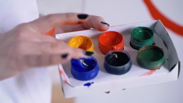 Junge Künstlerin Schürze Malerei Bild Auf Leinwand Kunstatelier — Stockvideo