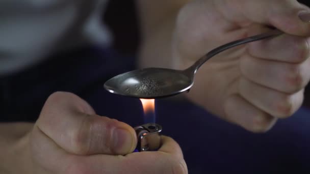 Tossicodipendente Prepara Cucchiaio Accendino Cocaina Eroina Riscalda Cucchiaio Con Liquido — Video Stock