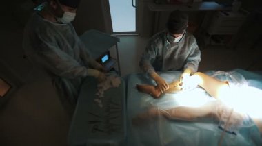 Doktor ve bir asistan cerrahi venöz damar cerrahi kliniği için ameliyathanede.