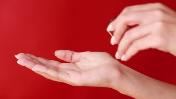 Nahaufnahme Einer Hand Mit Farbtabletten Auf Dem Hintergrund — Stockvideo