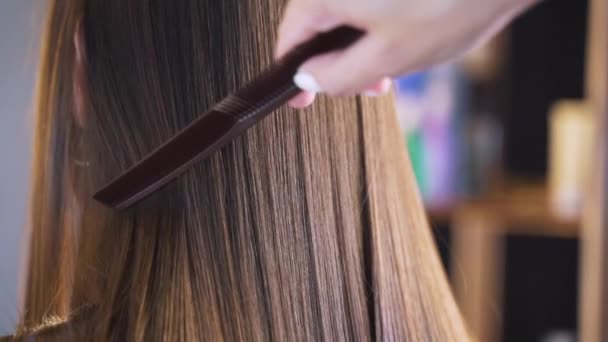 Długie Ciemne Włosy Młodej Dziewczyny Genialne Jedwabiste Włosy Keratyny Prostowanie — Wideo stockowe