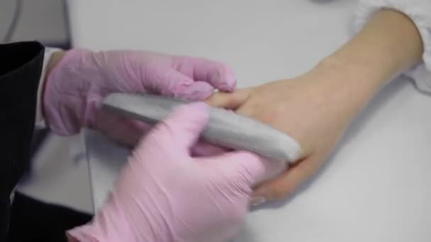 美容室のマニキュア工程での指の爪処理研削研磨クローズアップ — ストック動画