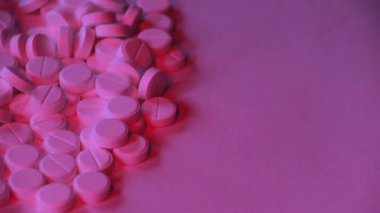 bağımlılık kavramı. Kırmızı mavi ışıklı beyaz haplar. 