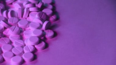 bağımlılık kavramı. Kırmızı mavi ışıklı beyaz haplar. 