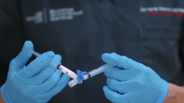 Eczane Laboratuvarda Ilaç Karışımı Hazırladı — Stok video