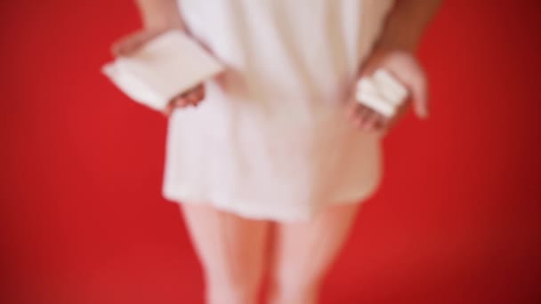 Концепція Менструації Дівчат Дівчат Червоному Тлі Тримає Прокладку Тампона — стокове відео