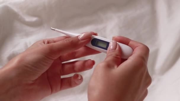 Thermometer Een Vrouw Hand Achtergrond Temperatuur Meting Door Thermometer Temperatuur — Stockvideo