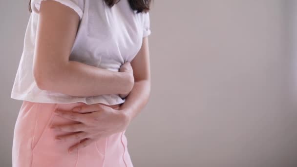 Mujer Joven Que Sufre Dolor Abdominal Mientras Está Sentada Cama — Vídeos de Stock