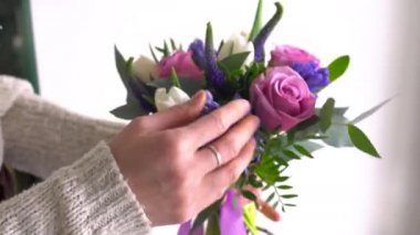 İşteki çiçekçi ellerinde buket sümbül yapıyor.
