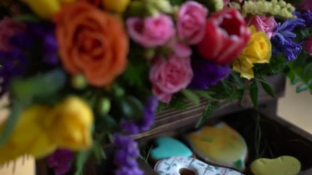 Korb Mit Blumen Leuchtenden Farben Rosen Und Tulpen — Stockvideo