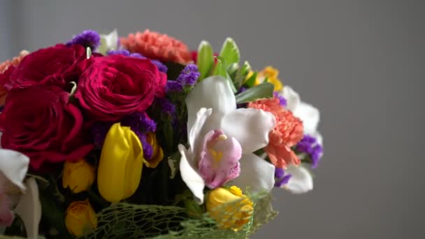 花の花束は異なる花の周りを移動しますバラチューリップバイオレット — ストック動画