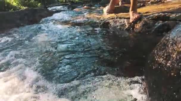 Mann Schwimmt Seichten Wasser Eines Flusses Inmitten Von Felsen Und — Stockvideo