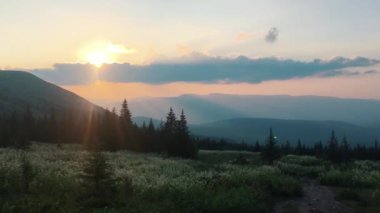 Dağlarda gün batımı altın saat günbatımı destansı zafer renkleri ilham verici turizm