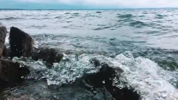 Wellen Brechen Auf Scharfen Felsen Bergsee — Stockvideo