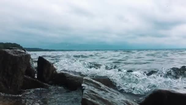 Wellen Brechen Auf Scharfen Felsen Bergsee — Stockvideo