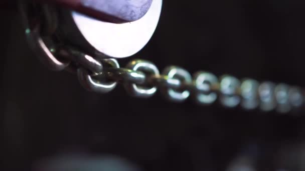 Gergin Bir Metal Zincir Kameranın Hareketi — Stok video