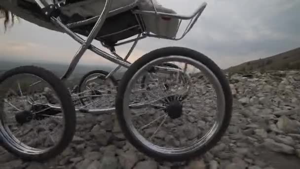 外面山上的婴儿车 — 图库视频影像