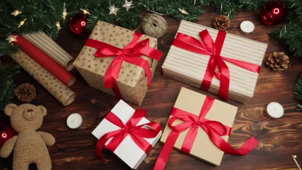 Χριστουγεννιάτικα Δώρα Στο Τραπέζι — Αρχείο Βίντεο