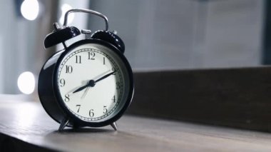 Eski usul alarmlı saati kapat. Zaman oklarla geçer.