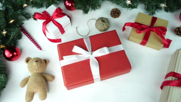 Karácsonyi Ajándékok Asztalon — Stock videók