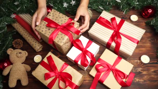 Karácsonyi Ajándékok Asztalon — Stock videók