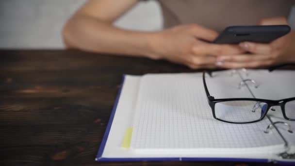 Mädchen Sitzt Einem Weißen Tisch Mit Brille Und Liest Ein — Stockvideo