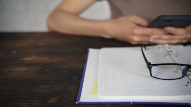 Fille Assise Une Table Blanche Avec Des Lunettes Lisant Livre — Video