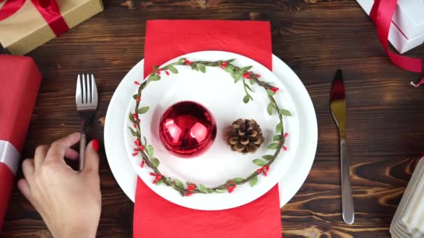 Рождественском Столе Пустая Тарелка Подарки — стоковое видео