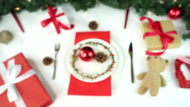 크리스마스 테이블 접시와 선물에 — 비디오