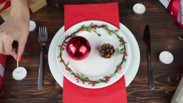 Στο Χριστουγεννιάτικο Τραπέζι Άδειο Πιάτο Και Δώρα — Αρχείο Βίντεο