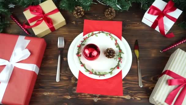 在圣诞桌上空盘子和礼物 — 图库视频影像