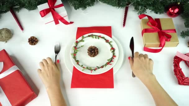 Auf Dem Weihnachtstisch Leere Teller Und Geschenke — Stockvideo