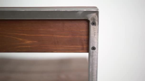 白い背景の棒のスツールに木製の椅子と鋼 — ストック動画