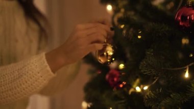 Kız Noel ağacını süslüyor. 