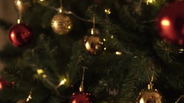 Kız Noel ağacını süslüyor. 