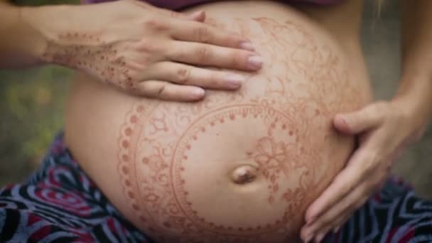 Caucasian Pregnant Woman Dreadlocks Boho Style White Mehendi Big Belly — Stock Video