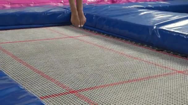 Jimnastikçi Trambolinde Ağır Çekimde Zıplıyor — Stok video