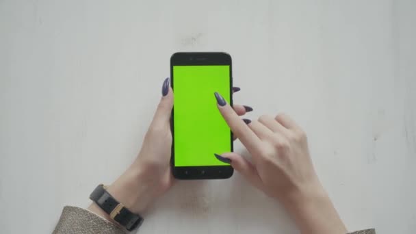 Mooi Meisje Met Een Smartphone Handen Van Een Groen Scherm — Stockvideo