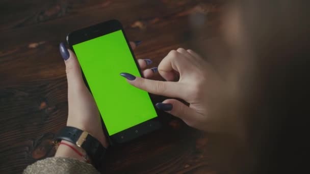 Schöne Mädchen Hält Ein Smartphone Den Händen Eines Grünen Bildschirms — Stockvideo