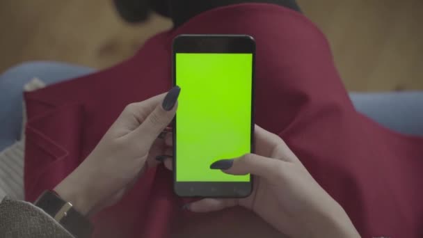 Belle Fille Tenant Smartphone Dans Les Mains Écran Vert Écran — Video