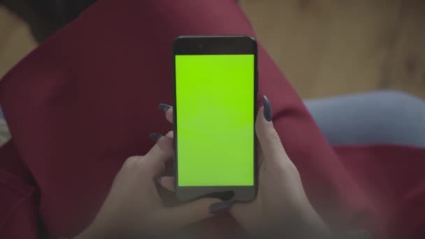Belle Fille Tenant Smartphone Dans Les Mains Écran Vert Écran — Video