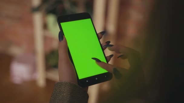 漂亮的女孩手里拿着智能手机 手里拿着绿色屏幕 — 图库视频影像